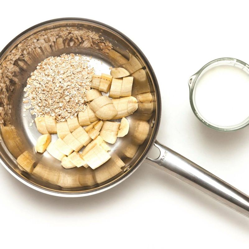 바나나는 껍질을 벗겨 1cm 폭으로 썬 뒤 우유, 오트밀과 함께 냄비에 넣고 끓여주세요.