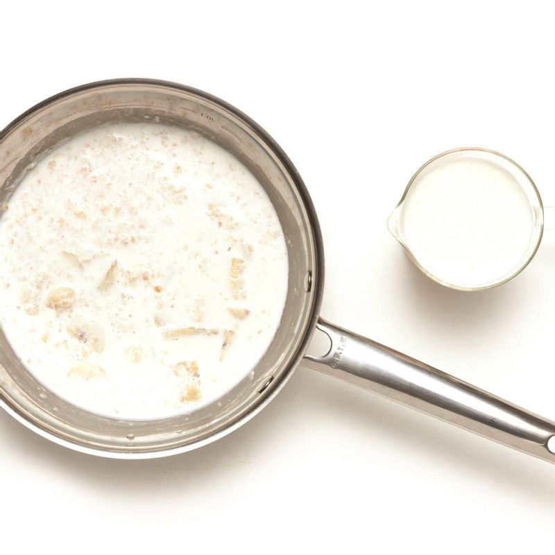 오트밀이 부드럽게 퍼지면 생크림을 넣고 가볍게 저으며 끓여주세요.