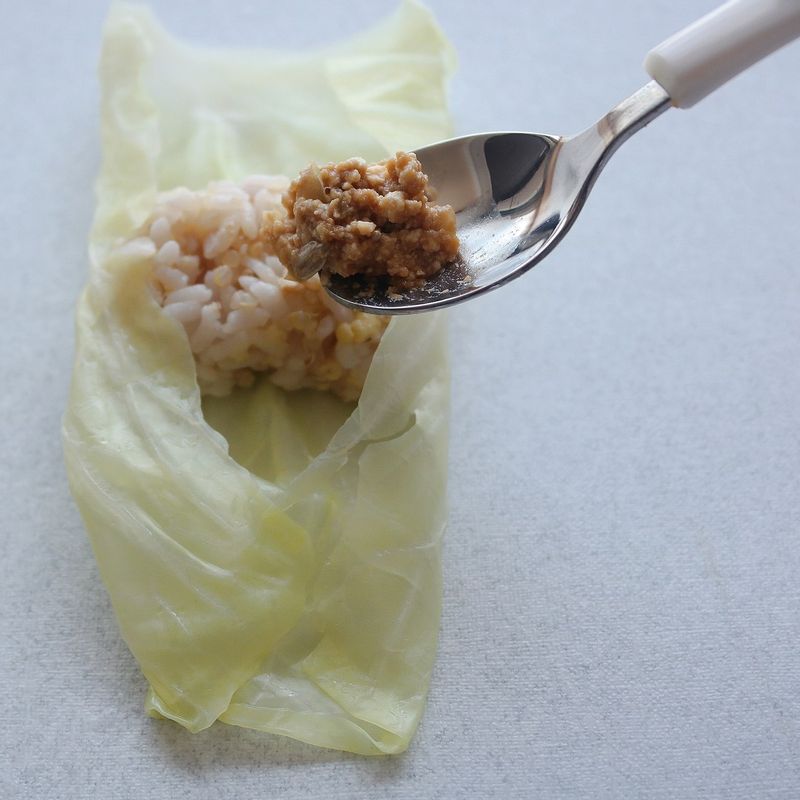 데친 양배추와 곰취를 넓게 펴서 가운데 밥을 올리고 두부쌈장을 적당히 넣어주세요.