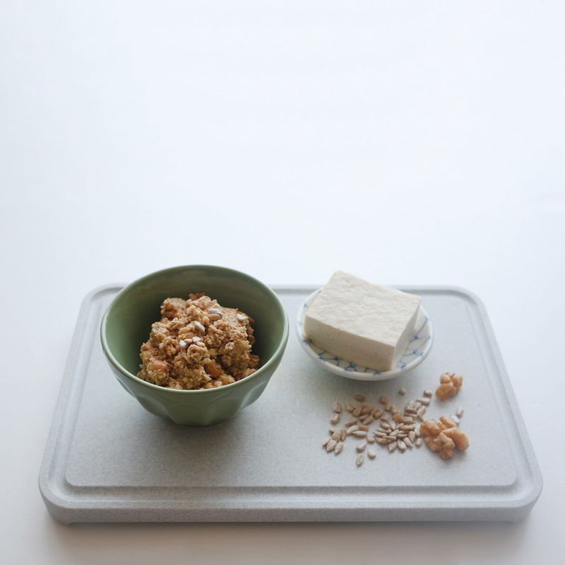 양파와 견과류는 잘게 다져주세요. 볼에 두부쌈장 재료를 넣고 두부를 으깨가면서 고루 섞어주세요.