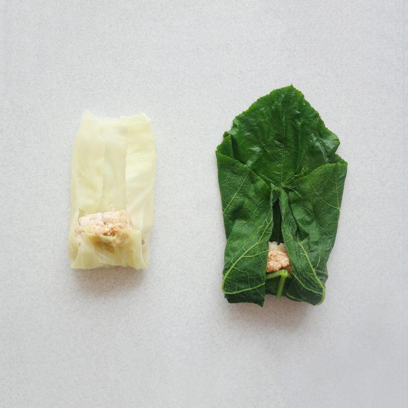 양옆과 아래를 접어서 감싸고 김밥처럼 돌돌 말아주세요.