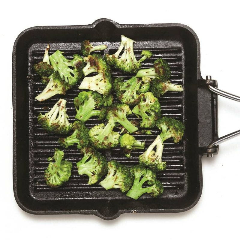 브로콜리 토스트을 위한 재료 이미지로 바게트(슬라이스),브로콜리,파르메산 치즈가루,올리브오일,소금, 굵은 후춧가루 등으로 구성 되어있습니다.