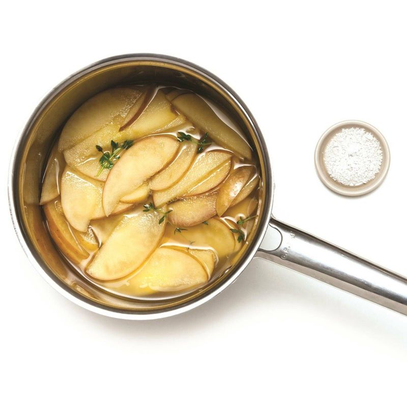 냄비에 사과, 타임, 치킨육수를 넣고 15분간 끓인 후 소금을 넣어 간을 맞춰주세요.