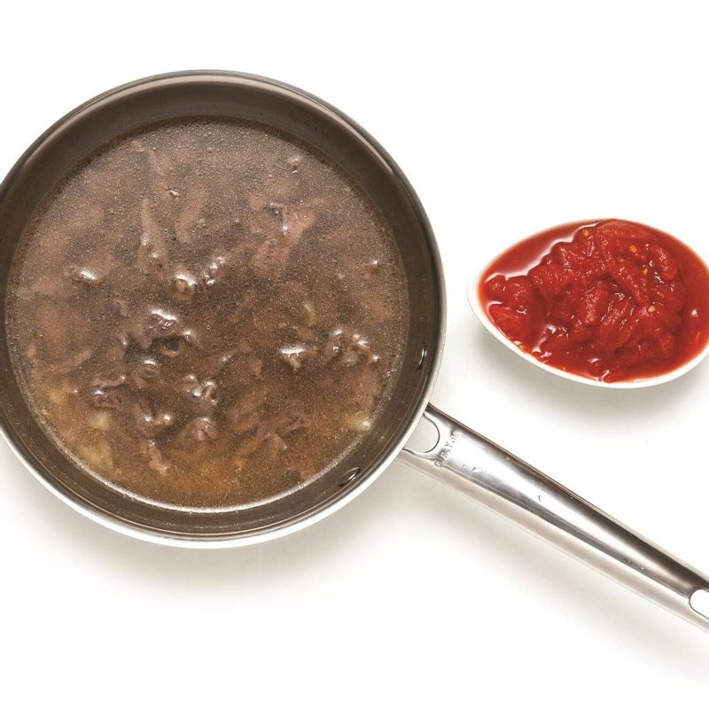 달군 냄비에 올리브오일을 두른 후 양파와 다진 마늘을 먼저 볶아주세요. 쇠고기를 넣어 살짝 익힌 후 홀토마토, 치킨육수를 넣고 10분간 끓입니다.