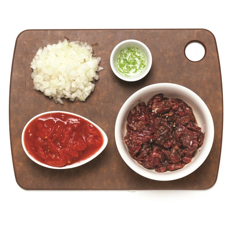 쇠고기 수프을 위한 재료 이미지로 쇠고기 (불고기용),홀토마토,양파,다진 마늘,실파 등으로 구성 되어있습니다.