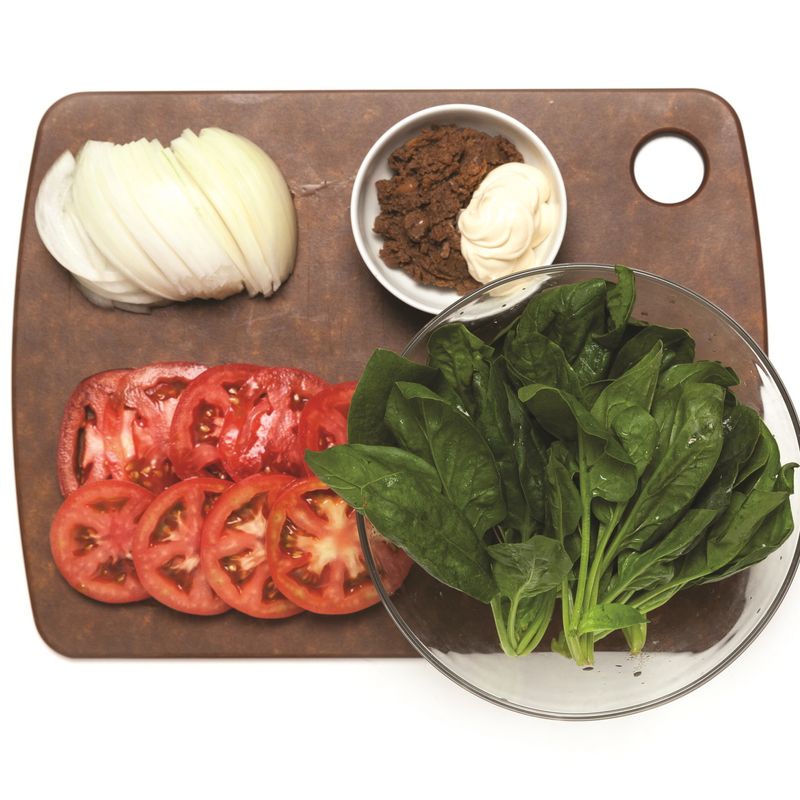 시금치볶음 샌드위치을 위한 재료 이미지로 토스트식빵,시금치,토마토,베이컨,양파 등으로 구성 되어있습니다.