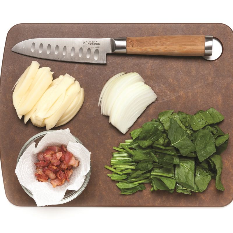 시금치는 깨끗이 씻어 밑동을 제거하고 2cm 길이로 썰어주세요. 감자는 껍질을 벗겨 채를 썰고, 양파도 얇게 채썹니다. 베이컨은 잘게 다져 바삭하게 볶은 후 키친타월에 올려 기름기를 제거해주세요.