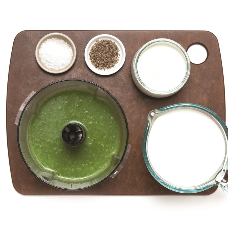 끓어오르면 믹서기에 옮겨 곱게 갈고 다시 냄비에 담아 우유, 생크림을 넣어주세요. 5~10분간 끓이고 소금, 굵은 후춧가루로 간을 맞춰주세요.