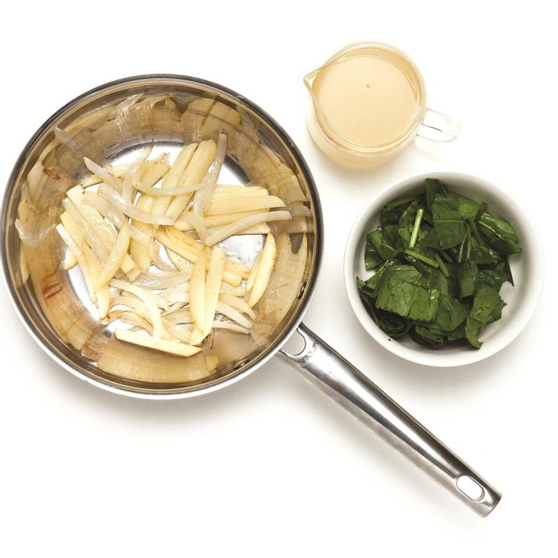 달군 냄비에 올리브오일을 두른 후 감자와 양파를 먼저 볶아주세요. 감자가 익으면 시금치를 넣은 후 숨이 죽으면 치킨육수를 넣고 끓여주세요.