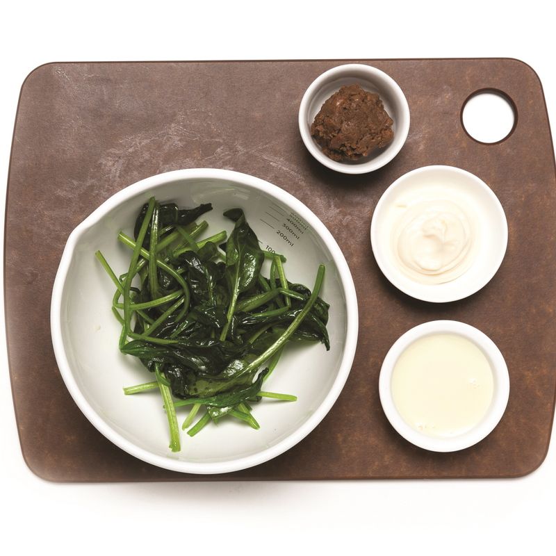 시금치 헤이즐넛 토스트을 위한 재료 이미지로 바게트(슬라이스),시금치,볶은 헤이즐넛,마요네즈,된장 등으로 구성 되어있습니다.