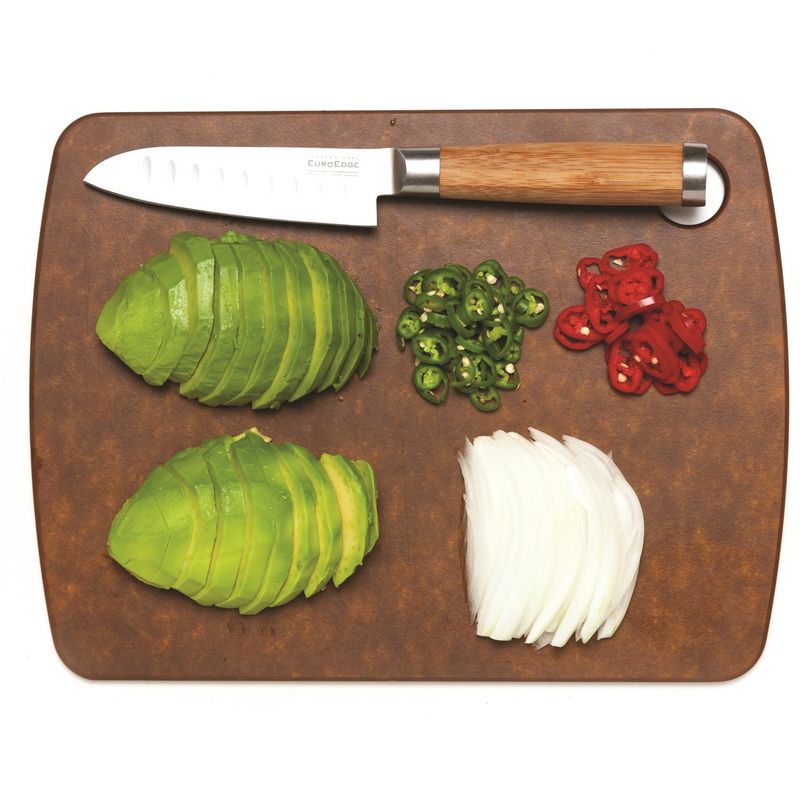 아보카도 수프을 위한 재료 이미지로 아보카도,청고추, 홍고추,양파,우유,올리브오일 등으로 구성 되어있습니다.