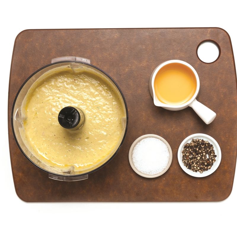 식초를 넣어 살짝 섞고 소금과 굵은 후춧가루를 뿌려주세요.
*Tip. 식초는 새콤한 맛을 더해 아보카도의 느끼한 맛을 잡아주고 갈변 현상도 막아줍니다. 식초 대신 레몬즙을 뿌리면 더 좋아요!