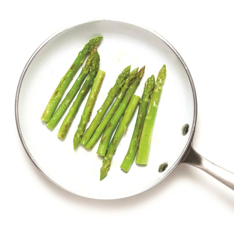 아스파라거스 샌드위치을 위한 재료 이미지로 발효빵,아스파라거스,사과,마요네즈,파르메산치즈가루 등으로 구성 되어있습니다.