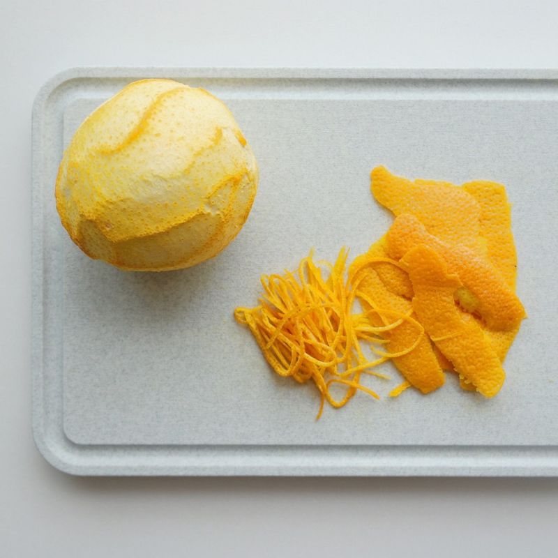 오렌지는 끓는 물에 살짝 데치고 굵은 소금으로 문질러 닦은 후 흰 부분이 없도록 껍질을 얇게 벗겨주세요. 껍질을 가늘게 채를 썰어주세요.