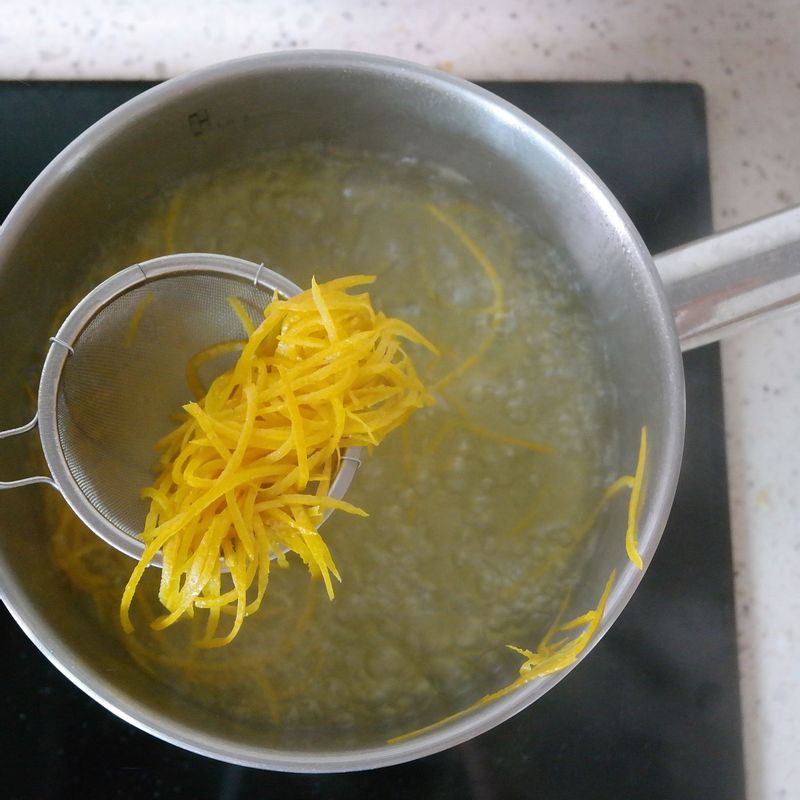 오렌지껍질을 뜨거운 물에 데쳐 쓴맛을 없애주세요.