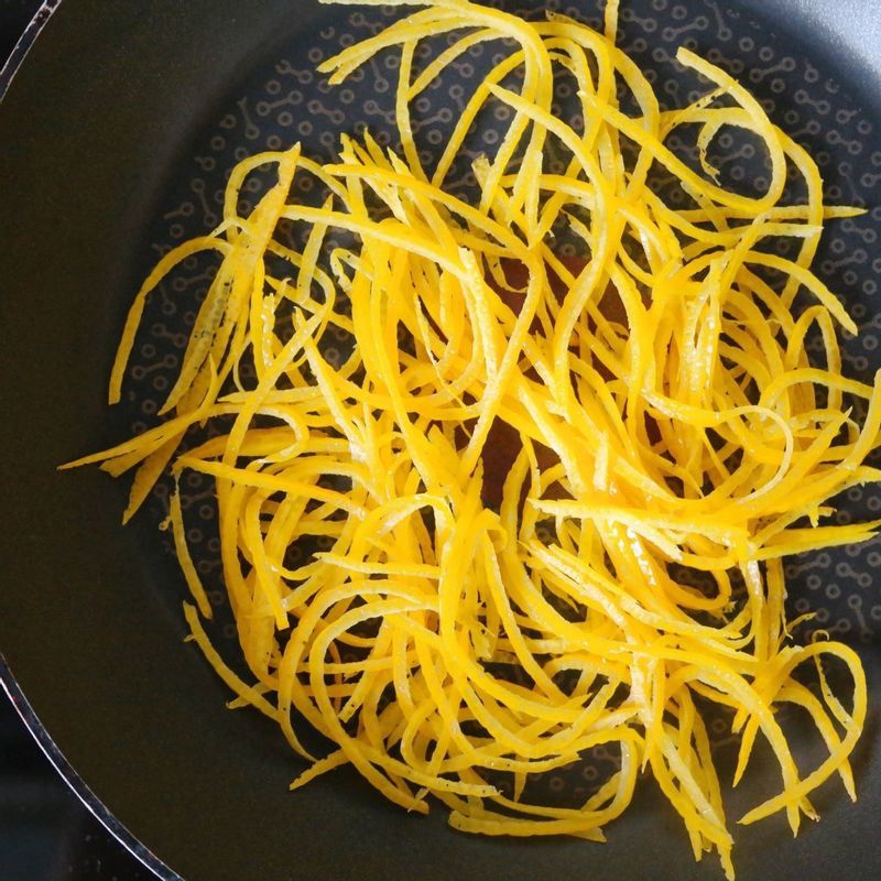 팬에 채를 썬 오렌지껍질과 동량의 설탕을 넣고 볶아서 오렌지제스트를 만들어주세요.