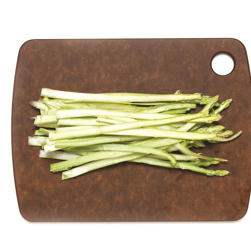 아스파라거스 피클 토스트을 위한 재료 이미지로 호밀식빵,아스파라거스,모차렐라치즈(슬라이스),굵은 후춧가루 등으로 구성 되어있습니다.