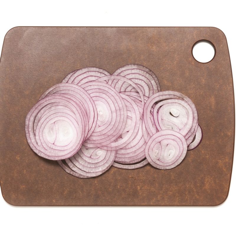 양파 피클 토스트을 위한 재료 이미지로 토스트식빵,적양파,민트잎,굵은 후춧가루 등으로 구성 되어있습니다.