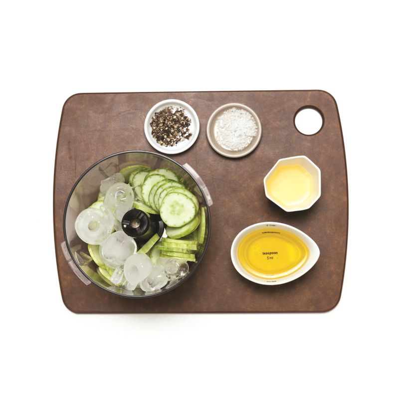 오이, 레몬즙, 얼음, 올리브오일을 믹서기에 넣고 곱게 갈아주세요.