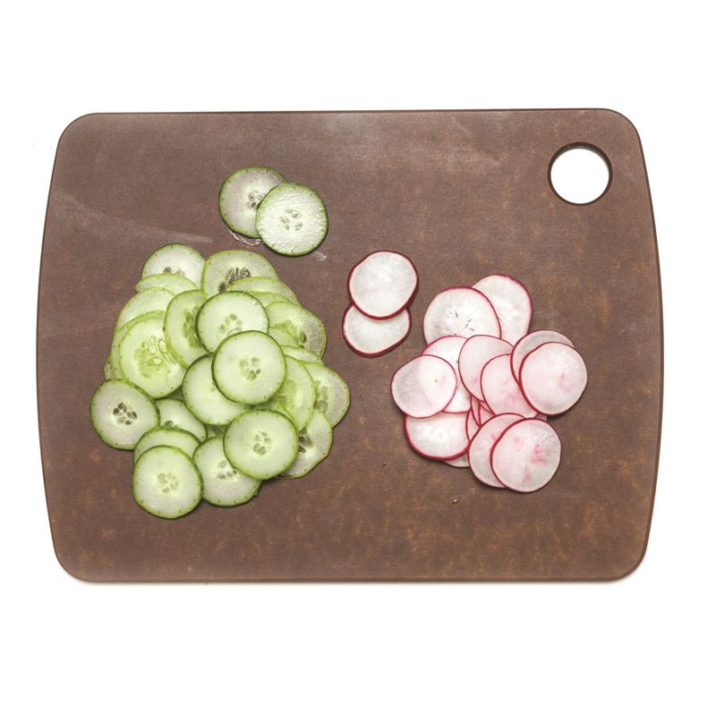 오이 래디시 토스트을 위한 재료 이미지로 호밀식빵,오이,래디시,올리브오일,민트잎 등으로 구성 되어있습니다.