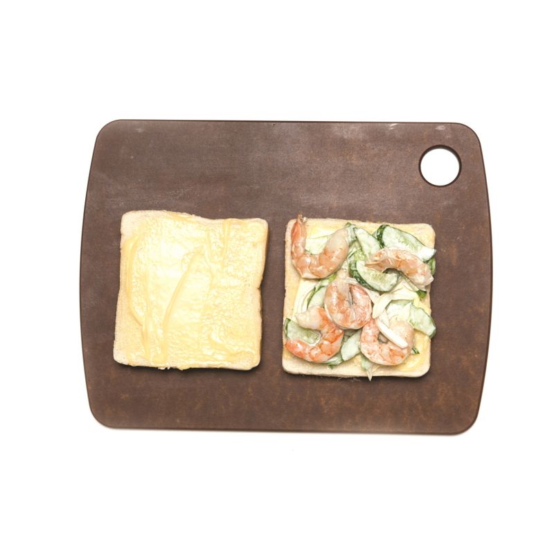 빵에 마요네즈를 얇게 바르고 고다치즈를 1장 올려주세요. 순서 2를 올리고 마요네즈를 바른 빵으로 덮은 뒤 맛있게 즐기세요!