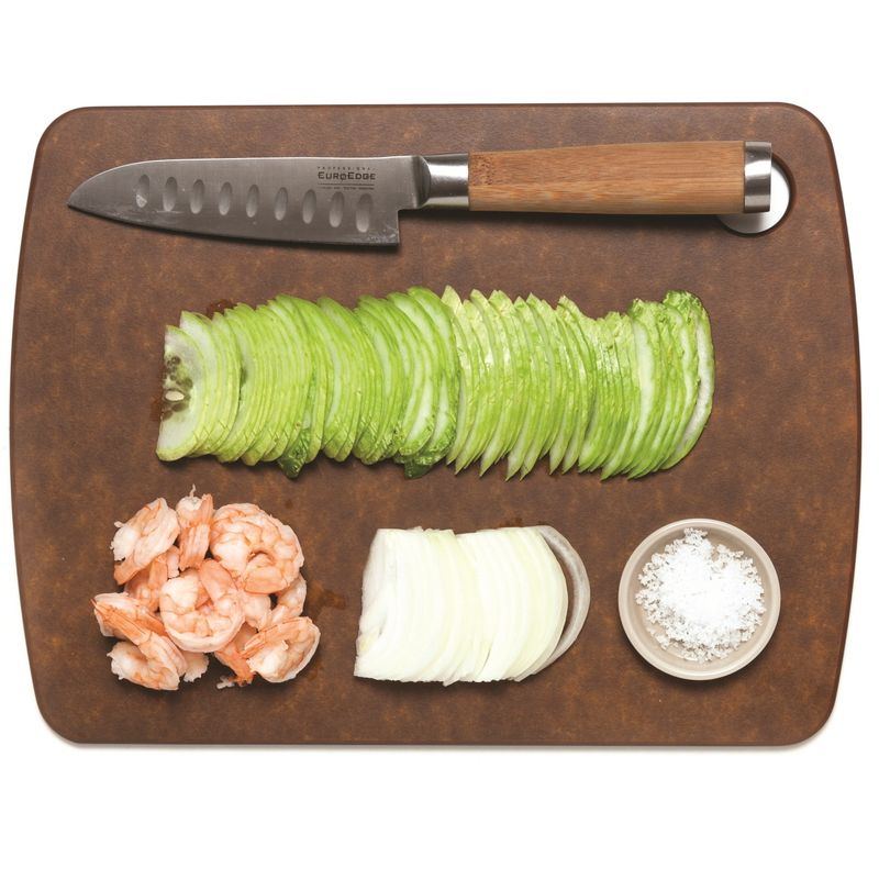 오이는 세로로 길게 이등분하고 어슷썰기해주세요. 칵테일새우는 끓는 물에 살짝 데쳐 꼬리를 떼어내고 양파는 얇게 채를 썰어 소금에 절여주세요.