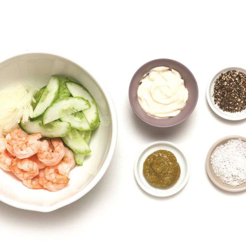 양파는 물기를 꼭 짜고 오이, 칵테일새우와 함께 볼에 담은 뒤 드레싱 재료를 넣고 골고루 섞어주세요.