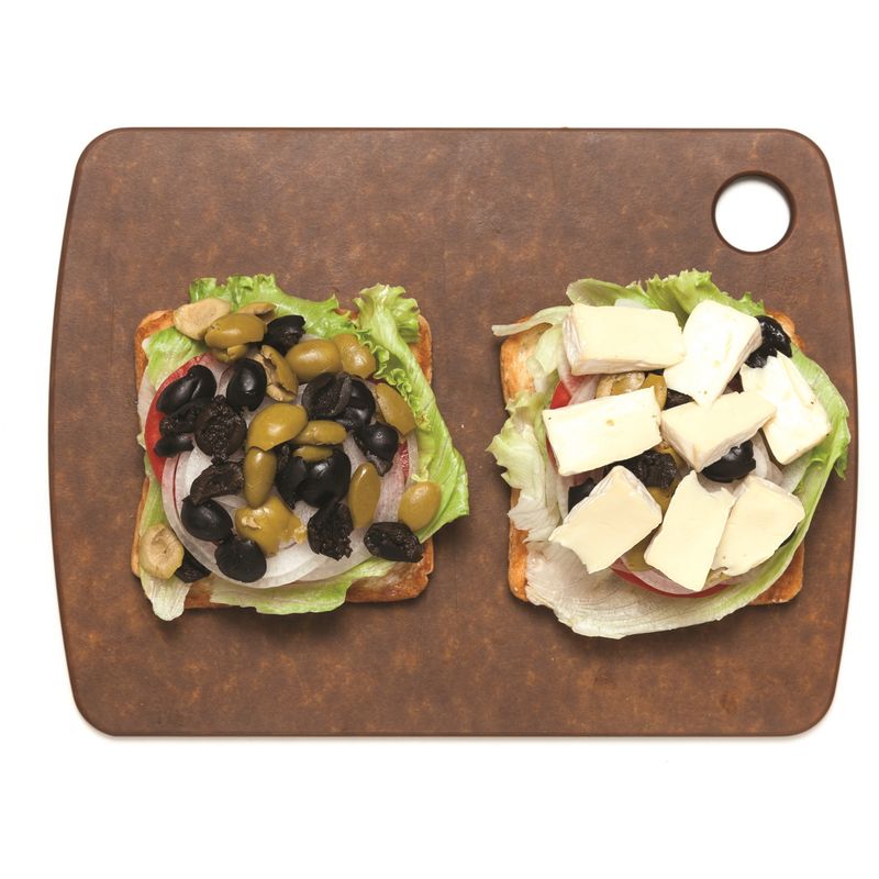 빵을 그릴팬에 굽고 한쪽 면에 버터를 바른 뒤 양상추-토마토-양파-올리브-브리치즈 순으로 올려주세요.