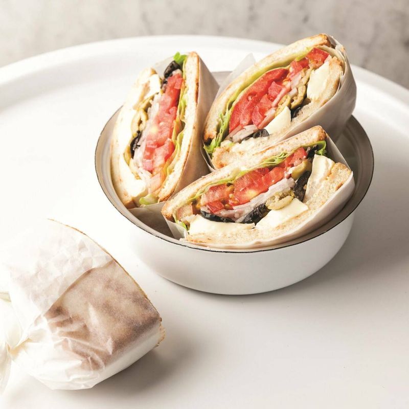 버터를 바른 빵으로 덮으면 완성이랍니다.