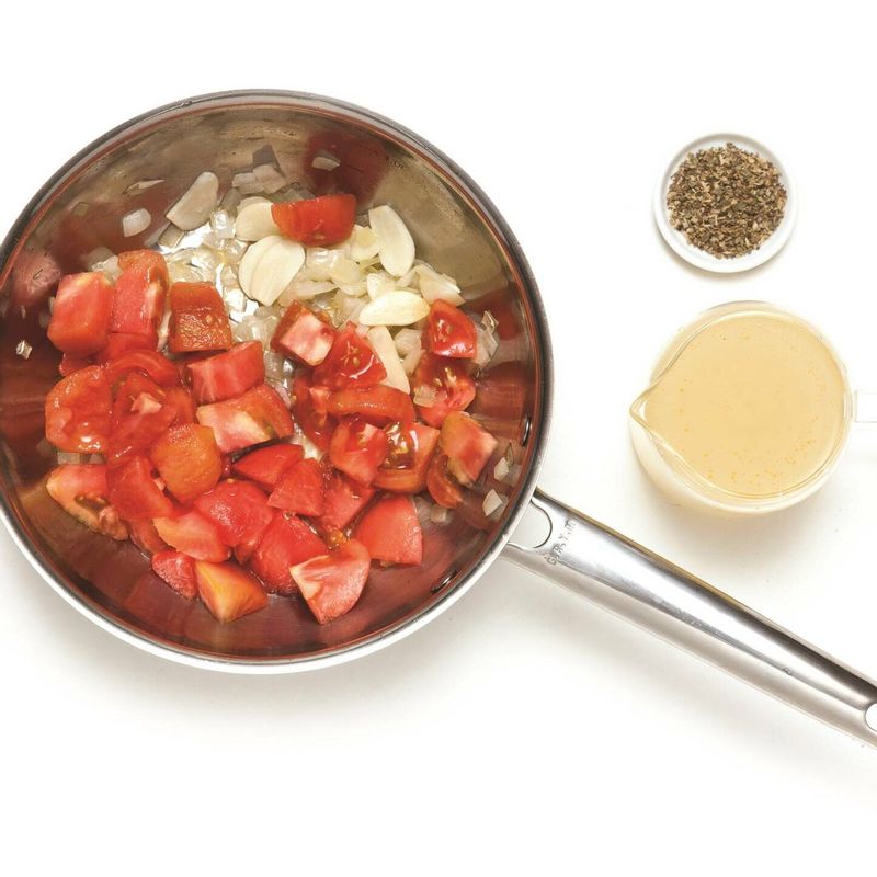 달군 냄비에 올리브오일을 두른 후 양파, 마늘을 먼저 볶다가 토마토, 치킨육수, 허브가루를 넣고 끓여주세요.