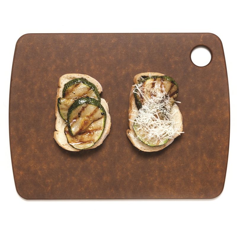 빵 위에 순서 2를 올린 후 파르메산치즈가루를 뿌려 내면 완성이예요.