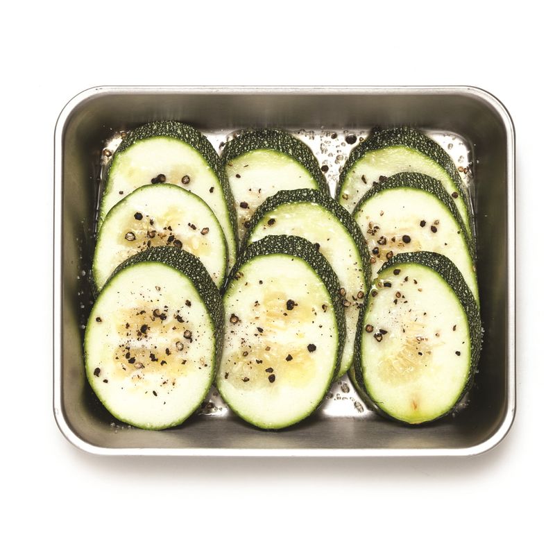 주키니는 0.5cm 폭으로 어슷하게 썰고 소금, 굵은 후춧가루, 올리브오일을 뿌려 밑간을 해주세요.