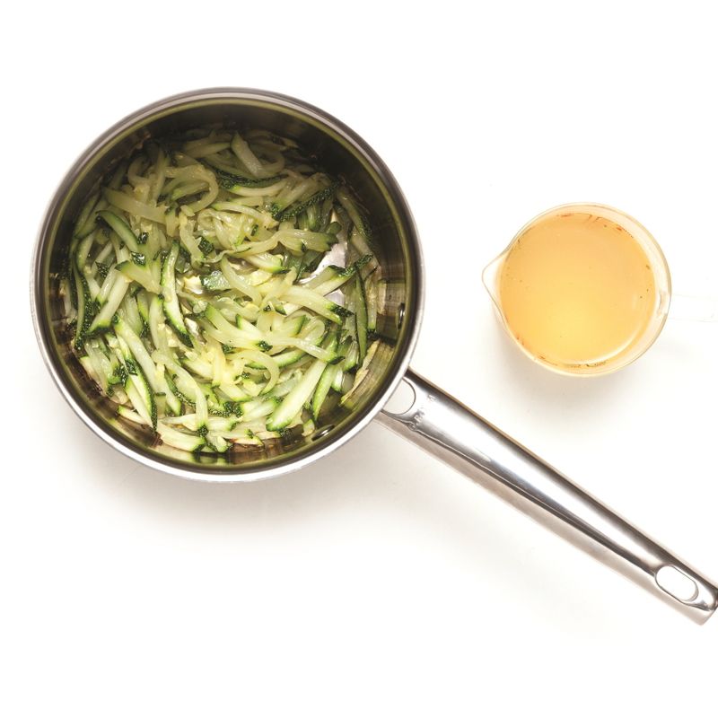 달군 냄비에 올리브오일을 두르고 주키니를 볶다가 노릇하게 익으면 치킨육수를 붓고 끓여주세요.