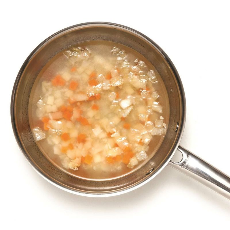 달군 냄비에 올리브오일을 두른 후 감자, 당근, 양파, 다진 마늘을 넣고 볶다가 양파가 투명해지면 물을 넣고 10분간 끓여주세요.