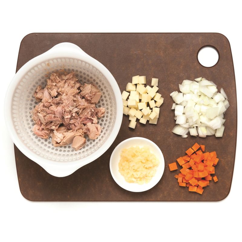 참치는 체에 밭쳐 기름기를 빼고 감자, 당근, 양파는 1×1cm 크기로 썰고 마늘은 곱게 다진져주세요.