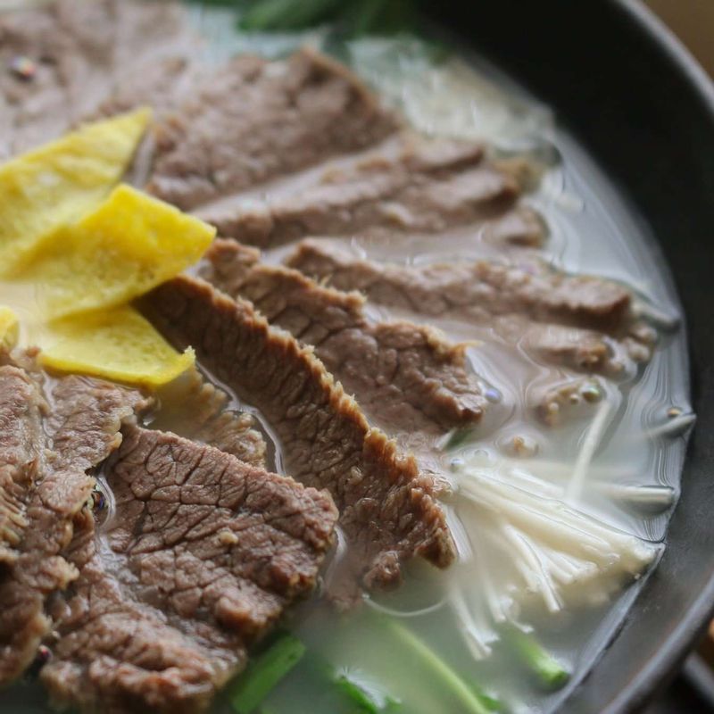 냄비에 국물 재료를 넣고, 국물이 끓어오르면 약한불로 줄여 2분 정도 더 끓이다가 불을 끄고, 고기와 익은 야채에 소스를 곁들여주세요.
TIP. 기호에 따라 남은 국물에 칼국수를 넣거나 다진 양파, 부추, 당근 등과 김가루, 밥을 넣어 죽을 만들어 드셔도 맛있답니다.