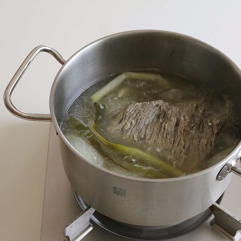 쇠고기 양지를 찬물에 담가 30분 정도 핏물을 빼주세요.
고기가 잠길 정도의 물과 고기 삶는 재료를 냄비에 넣고, 물이 끓어오르면 고기를 넣어 1시간정도 삶은 후 얇게 편으로 썰어주세요.