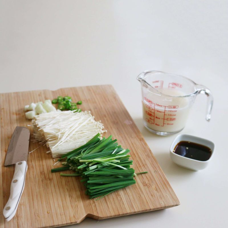 부추는 깨끗이 씻어 7센치 길이로 썰고, 팽이버섯은 밑동을 잘라주세요. 청양고추는 링으로 썰고, 양파는 굵게 다져 소스 재료와 섞어주세요.