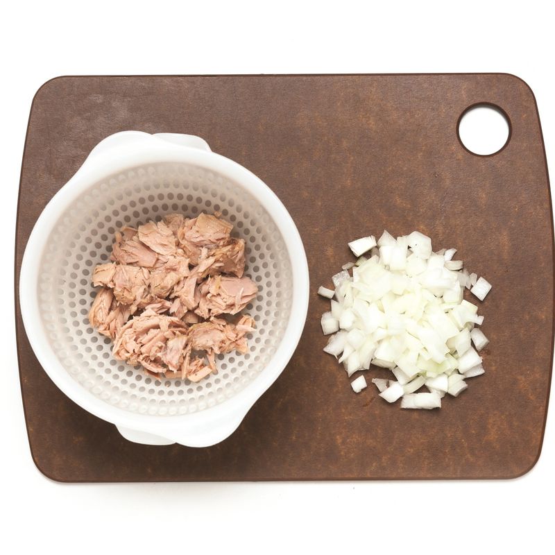 타프나드 토스트을 위한 재료 이미지로 바게트(슬라이스),블랙 올리브,그린 올리브,참치 통조림,양파 등으로 구성 되어있습니다.