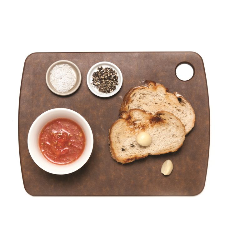 토마토 마늘 토스트을 위한 재료 이미지로 바게트(슬라이스),토마토,마늘,소금, 굵은 후춧가루 등으로 구성 되어있습니다.