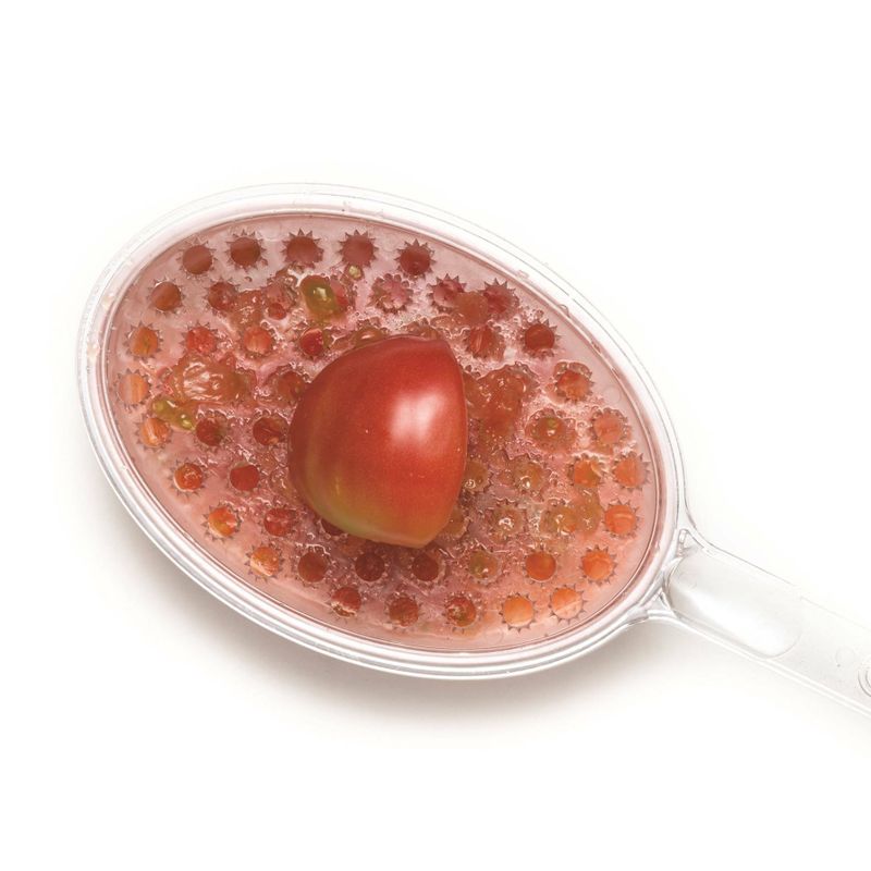 토마토를 강판에 갈아 곱게 즙을 내주세요.