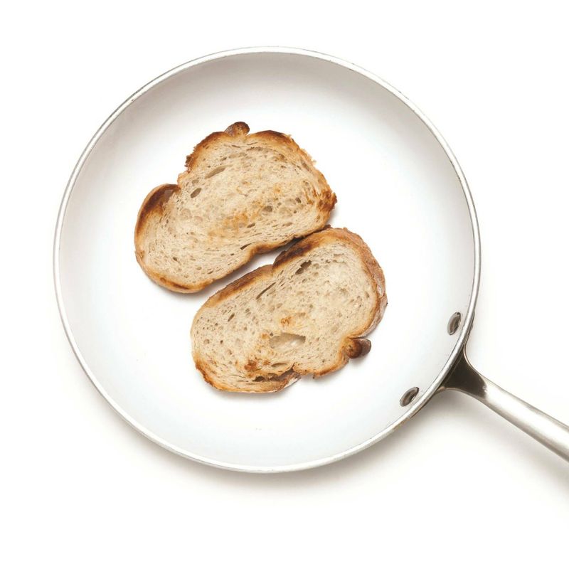 달군 팬에 빵을 올려 바삭하게 구워주세요.