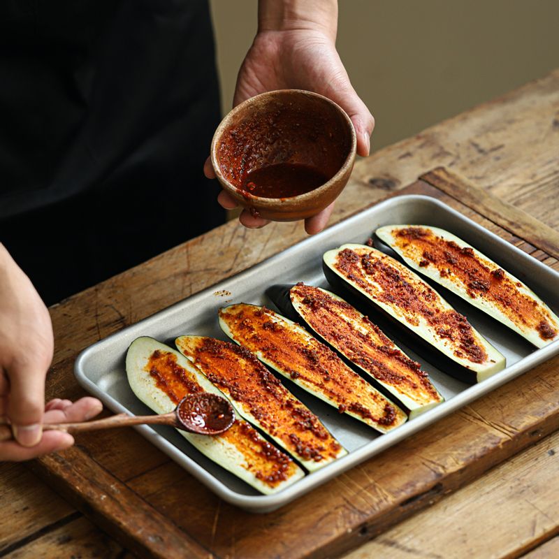 가지 앞뒤로 소스를 발라주세요.