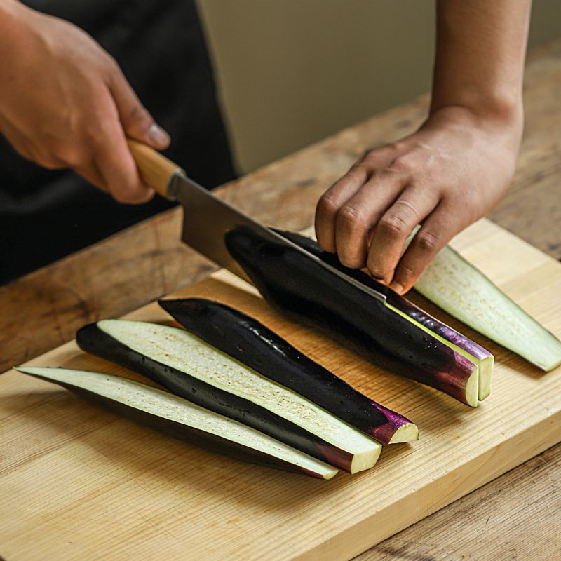 깨끗이 씻은 가지는 꼭지를 잘라내고 1cm 두께로 슬라이스해 주세요.