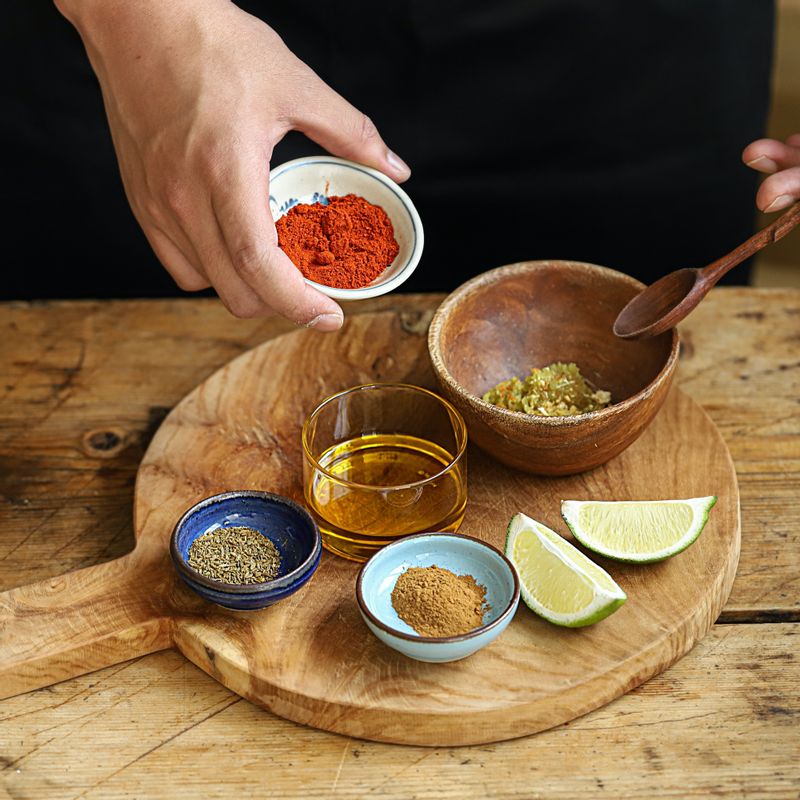 소스 재료와 딥 소스 재료를 각각 볼에 섞어주세요.