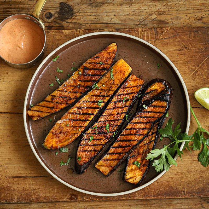 쪽파나 고수를 뿌린 후 딥 소스와 함께 맛있게 즐겨주세요.
(기호에 따라 밥과 함께 덮밥으로 곁들여 드셔도 좋아요)