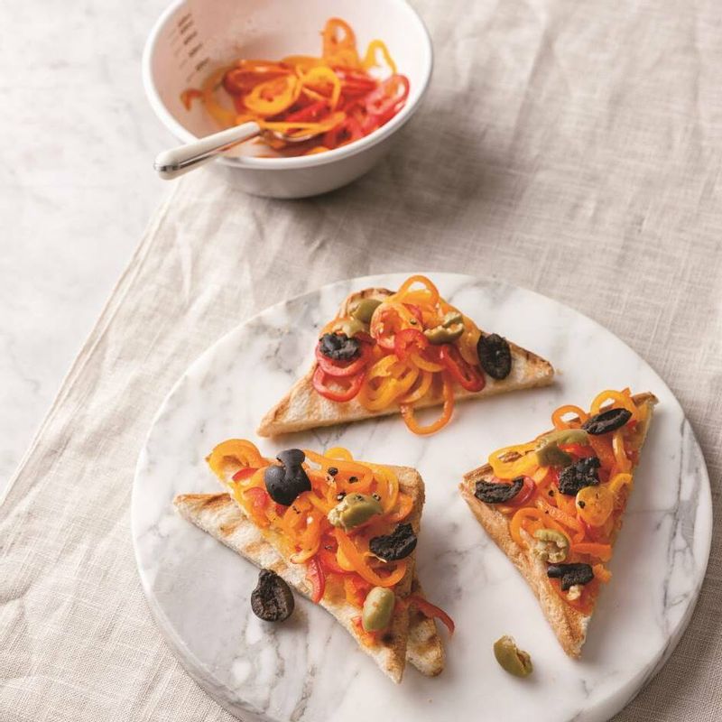 올리브를 군데군데 올린 후 맛있게 즐기세요!