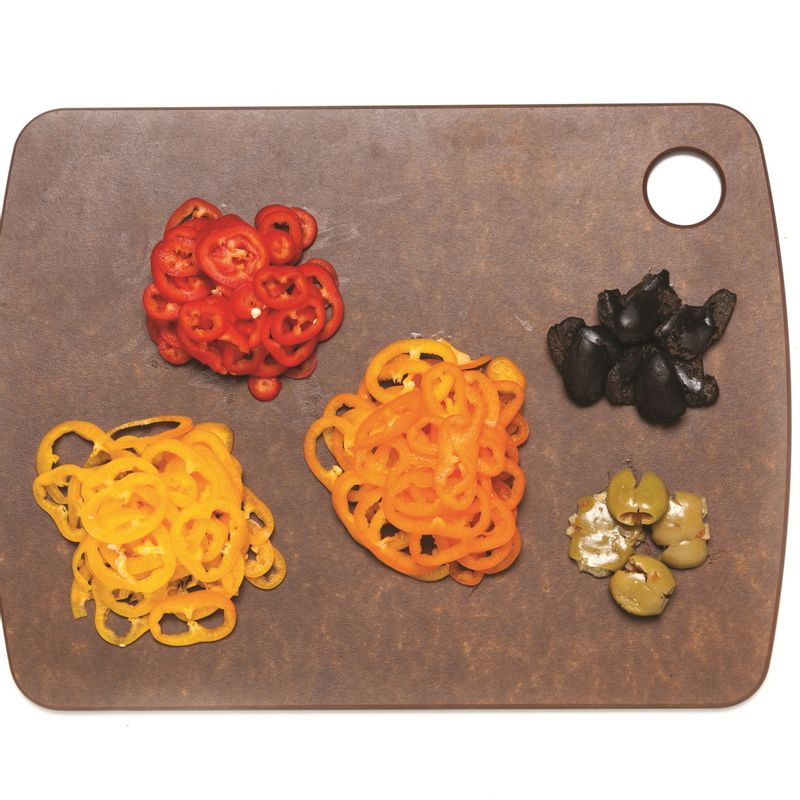 미니 파프리카는 채칼로 얇게 썰고 올리브는 반으로 잘라 눌러 으깨주세요.
*Tip. 미니 파프리카 1개는 일반 파프리카 1/3개로 대체 할 수 있습니다!