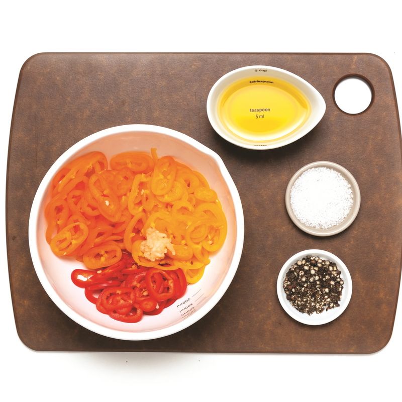 미니 파프리카를 볼에 담고 올리브오일, 다진 마늘, 소금, 굵은 후춧가루를 넣어 골고루 섞어주세요.