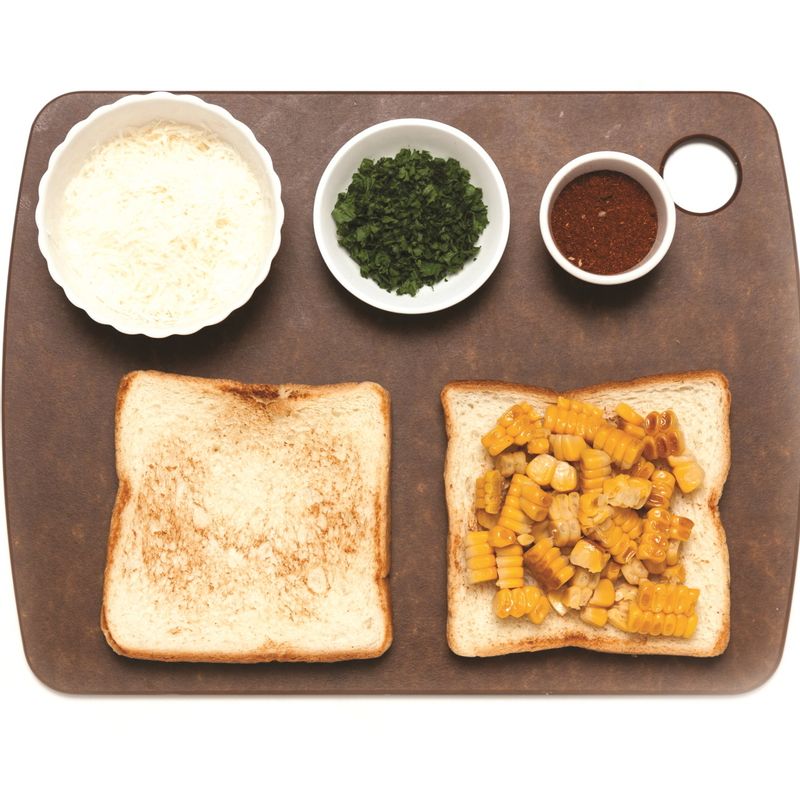바삭하게 구운 빵 위에 순서 2를 올려주세요.